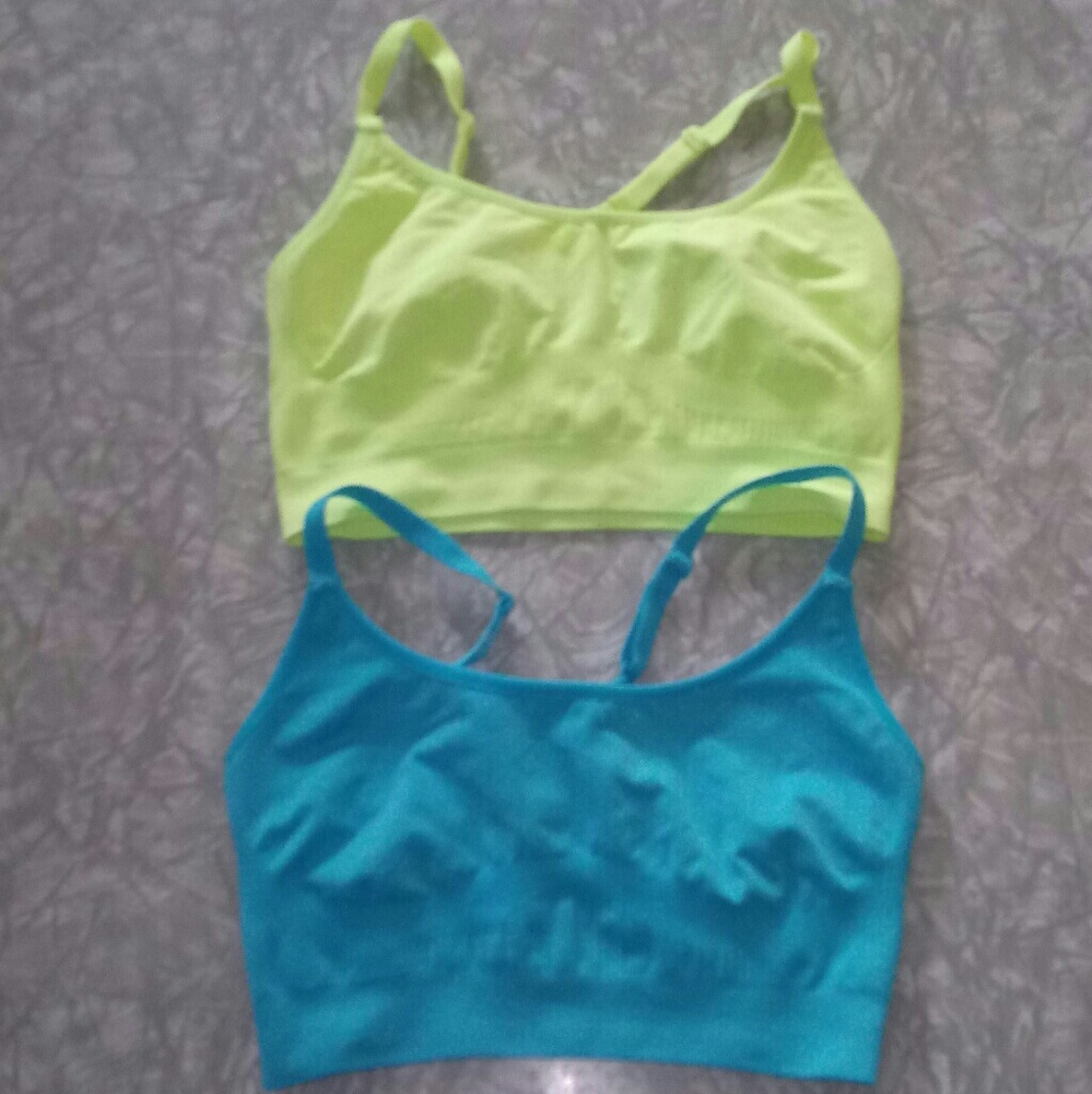 2 UNDER ARMOUR SPORTS BRAS